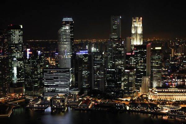 影视分区代表条目封面示意，画面是夜晚城市街角的路灯与行人剪影，冷暖光交界，气质安静